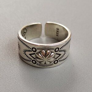 Almost new women's classic vintage silver ring